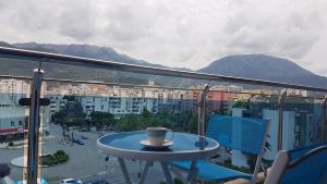 una tazza di caffè seduta su un tavolo sul balcone di Apartment Olive a Bar