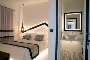 Postel nebo postele na pokoji v ubytování Divelia Hotel