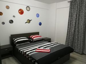ママイア・ノルドにあるPorto del Mar Apartmentのベッドルーム1室(赤と白の枕が備わるベッド1台付)
