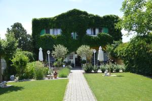 a house with a garden in front of it at Gästehaus Schmidt in Podersdorf am See