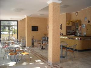 un restaurante con mesas y sillas en una habitación en Albergo Santo Stefano, en Bellaria-Igea Marina