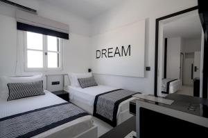Ένα ή περισσότερα κρεβάτια σε δωμάτιο στο Divelia Hotel