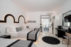 Ένα ή περισσότερα κρεβάτια σε δωμάτιο στο Divelia Hotel