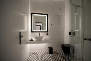 Ένα μπάνιο στο Divelia Hotel