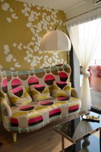 a living room with a couch and a table at Le Clos Du Lac - location de chambres in Veyrier-du-Lac