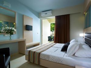 Postel nebo postele na pokoji v ubytování Eleftheria Hotel