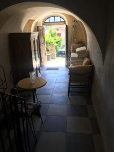 um corredor com uma mesa, uma mesa e cadeiras em Chambres A Casa De Giovanni à Pietra-di-Verde en Haute-Corse em Pietra-di-Verde