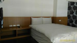 A bed or beds in a room at SKY square Homestay
