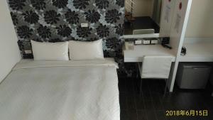 A bed or beds in a room at SKY square Homestay