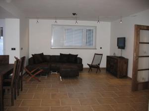 ein Wohnzimmer mit einem Sofa und einem TV in der Unterkunft Dvojdům Ostrov u Macochy in Ostrov u Macochy