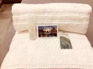 A bed or beds in a room at Grandis Rooms