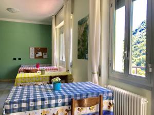 een kamer met 2 bedden en een tafel en stoelen bij B&B Zia Maria in Garzeno