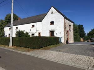 un bâtiment blanc sur le côté d'une rue dans l'établissement Gîte du Pont de Bois, à Thuin