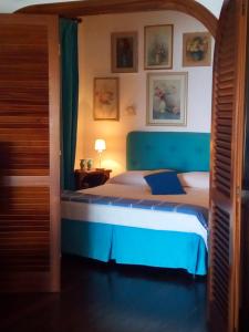 サン・フェリーチェ・チルチェーオにあるCirceo Lovelyのベッドルーム1室(ブルーヘッドボード付きのベッド1台付)