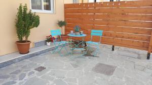 un patio avec une table et des chaises et une clôture dans l'établissement Maximos Sea & The City, à Rhodes 3 autres photos