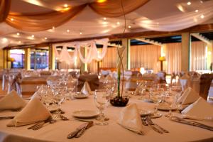 Um restaurante ou outro lugar para comer em Park Hotel Calama