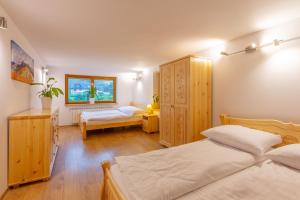 1 dormitorio con 2 camas y escritorio en Domki pod Strzechą, en Zakopane