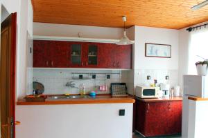 Kuchyň nebo kuchyňský kout v ubytování Ibolya Apartmanok