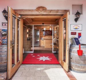 埃本塞的住宿－博嘎斯霍夫雪絨花酒店，一间铺有红色地毯的客房