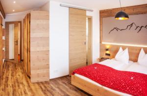 Ein Bett oder Betten in einem Zimmer der Unterkunft Berggasthof Edelweiss