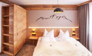 Ein Bett oder Betten in einem Zimmer der Unterkunft Berggasthof Edelweiss