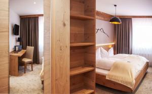 Ein Bett oder Betten in einem Zimmer der Unterkunft Berggasthof Edelweiss