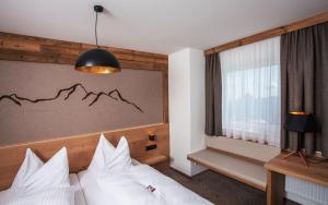 Ein Bett oder Betten in einem Zimmer der Unterkunft Berggasthof Edelweiss