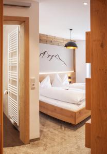 Ein Bett oder Betten in einem Zimmer der Unterkunft Berggasthof Edelweiss