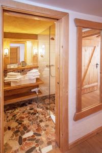 Ein Bett oder Betten in einem Zimmer der Unterkunft Berggasthof Edelweiss