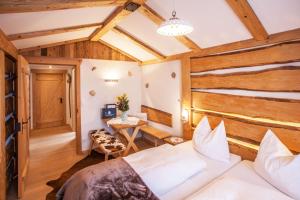 Ein Bett oder Betten in einem Zimmer der Unterkunft Berggasthof Edelweiss
