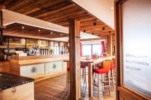 Ein Restaurant oder anderes Speiselokal in der Unterkunft Berggasthof Edelweiss 