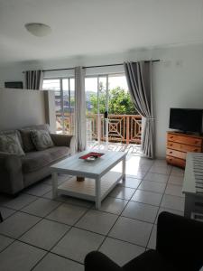 een woonkamer met een bank en een salontafel bij Beachfront Cabanas in Amanzimtoti