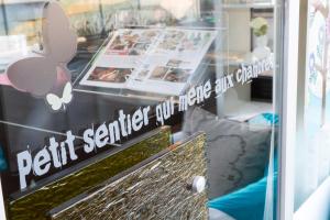 a sign on the window of a book store at Hôtel L'ideal le Mountbatten in Arromanches-les-Bains