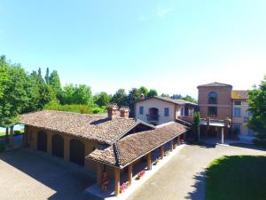 an overhead view of a house with a roof at B&B Villa Valchero in Carpaneto Piacentino