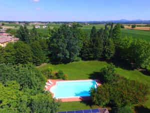 an overhead view of a swimming pool in a field at B&B Villa Valchero in Carpaneto Piacentino