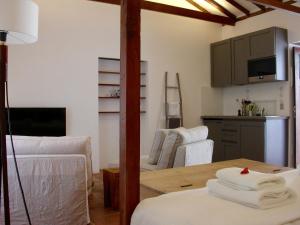 法塔加Casa Rural Palomar - Men Only的带桌子的客厅和厨房