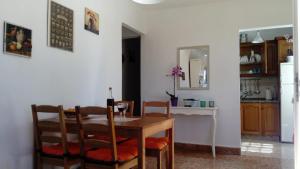 a kitchen and dining room with a table and chairs at El Limonero in Garafía