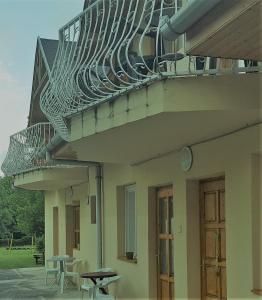 una escalera en el lateral de un edificio con mesas en Fasor vendégház, en Balatonszemes