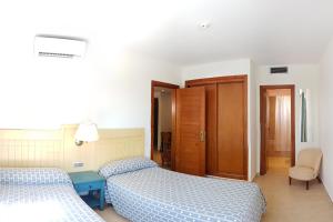 Een bed of bedden in een kamer bij Mar Canela Apartments