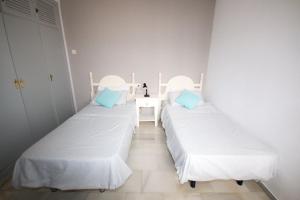 Una cama o camas en una habitación de Puerto de la duquesa beach apartment