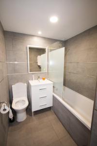 Un baño con inodoro, lavabo y bañera. en Puerto de la duquesa beach apartment, en Castillo de Sabinillas