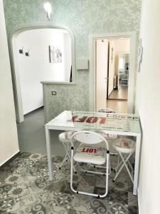 uma sala de vestir com uma mesa branca e um espelho em Tino'S House em La Spezia