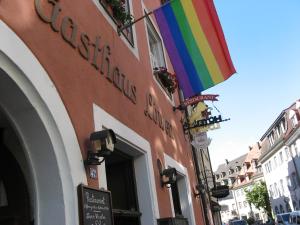 una bandera arco iris en el lateral de un edificio en Gasthaus Löwen en Freiburg im Breisgau