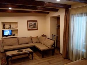 Χώρος καθιστικού στο Low budget room with King Size bed