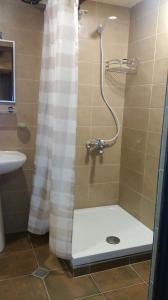 Ένα μπάνιο στο Low budget room with King Size bed