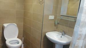 Ένα μπάνιο στο Low budget room with King Size bed