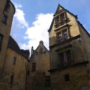 ein altes Gebäude mit einem Turm darüber in der Unterkunft Labronie in Sarlat-la-Canéda