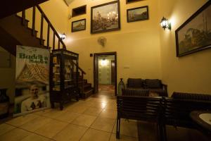 a room with stairs and benches and a stair case at The Colonial Manek Manor in Mount Ābu