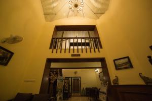 um corredor com tecto e lustre em The Colonial Manek Manor em Monte Abu
