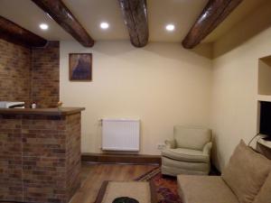 Χώρος καθιστικού στο Low budget room with King Size bed